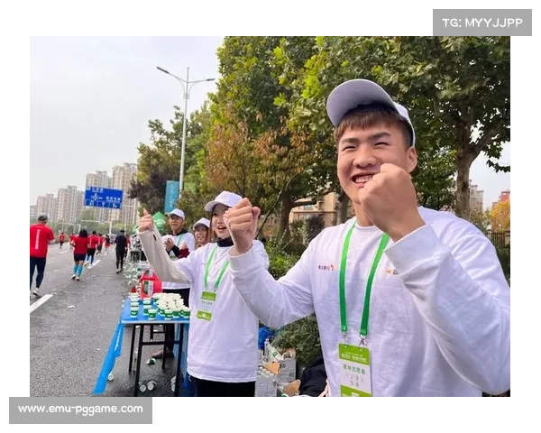 马拉松跑者冲线后接受志愿者搀扶与祝贺的温馨场景