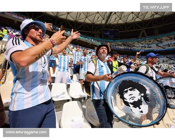 那不勒斯球迷马拉多纳球场摆巨幅TIFO，致敬奥斯梅恩